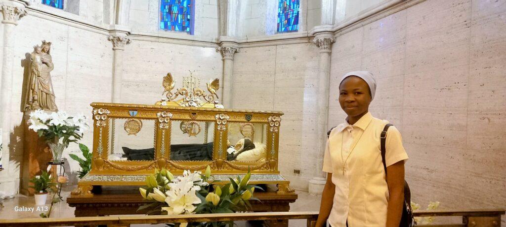 Soeur Romaine avec la châsse de Sainte Bernadette