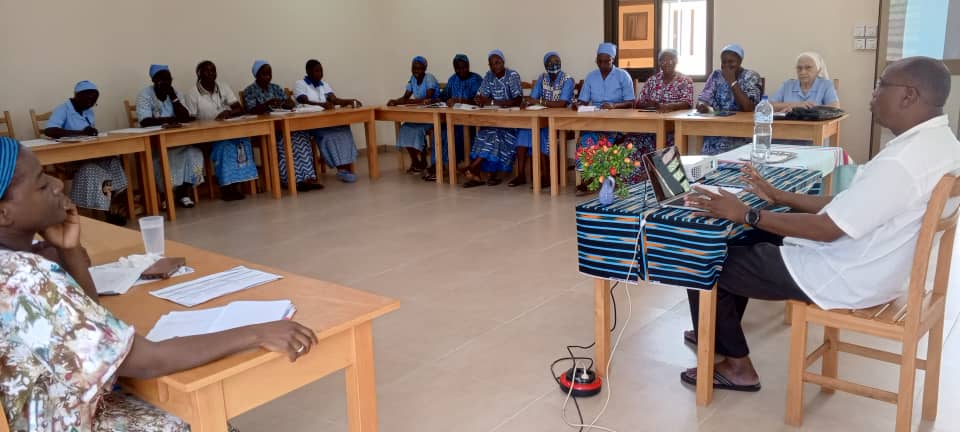 Abbé Isidore avec les communauté du Burkina à Komsilga